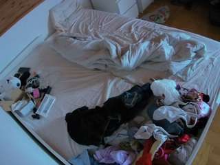 voyeurcam-julmodels-greybed-1