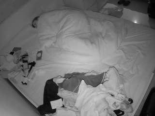 voyeurcam-julmodels-greybed-1