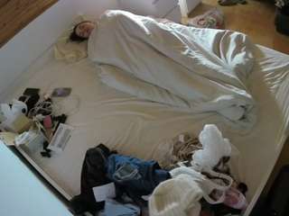 voyeurcam-julmodels-greybed-1