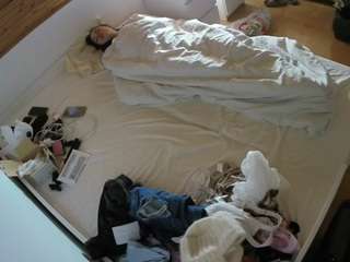 voyeurcam-julmodels-greybed-1