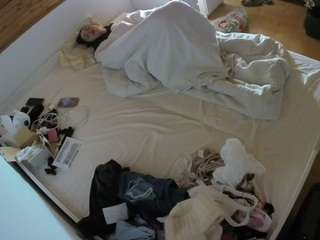 voyeurcam-julmodels-greybed-1