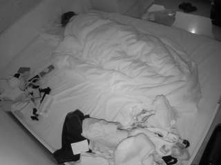 voyeurcam-julmodels-greybed-1