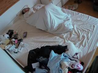 voyeurcam-julmodels-greybed-1