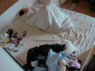 voyeurcam-julmodels-greybed-1