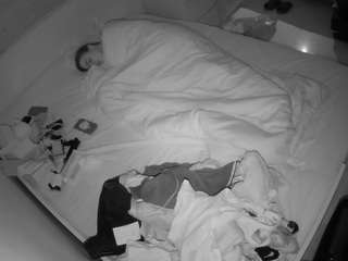 voyeurcam-julmodels-greybed-1