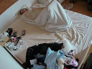 voyeurcam-julmodels-greybed-1
