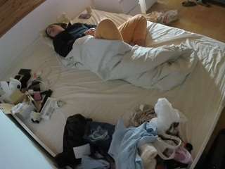 voyeurcam-julmodels-greybed-1