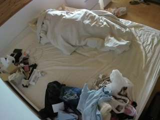 voyeurcam-julmodels-greybed-1