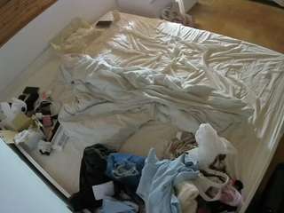 voyeurcam-julmodels-greybed-1