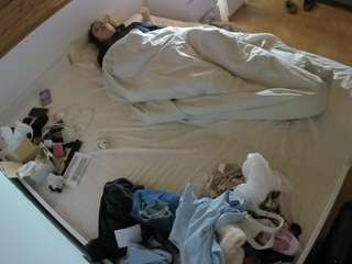 voyeurcam-julmodels-greybed-1