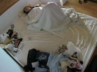 voyeurcam-julmodels-greybed-1