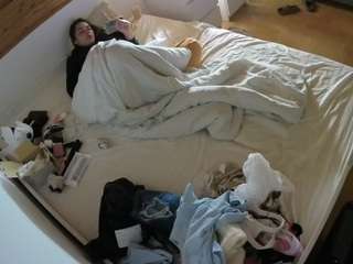 voyeurcam-julmodels-greybed-1