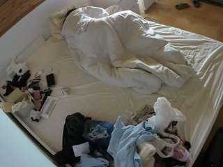 voyeurcam-julmodels-greybed-1