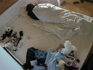 voyeurcam-julmodels-greybed-1