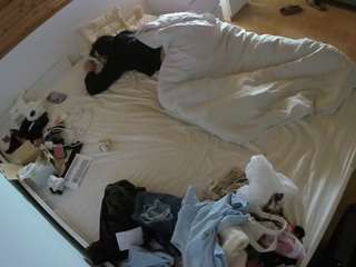 voyeurcam-julmodels-greybed-1