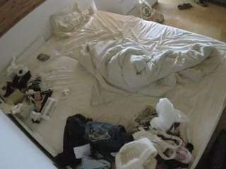 voyeurcam-julmodels-greybed-1