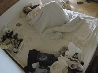 voyeurcam-julmodels-greybed-1