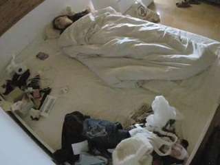 voyeurcam-julmodels-greybed-1