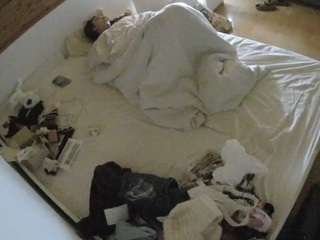 voyeurcam-julmodels-greybed-1