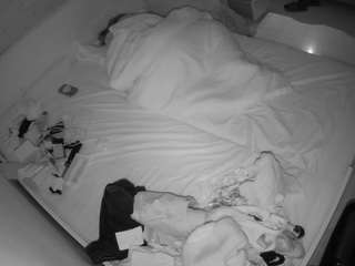voyeurcam-julmodels-greybed-1