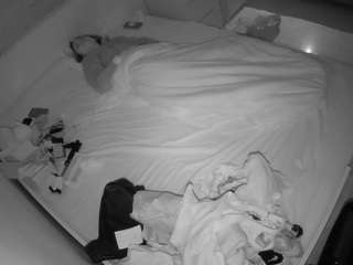 voyeurcam-julmodels-greybed-1