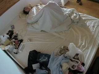 voyeurcam-julmodels-greybed-1