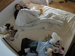 voyeurcam-julmodels-greybed-1