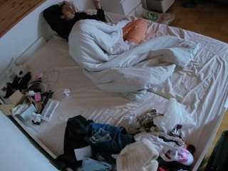 voyeurcam-julmodels-greybed-1