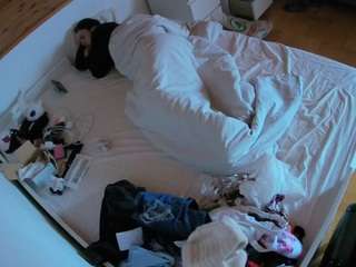 voyeurcam-julmodels-greybed-1