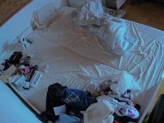 voyeurcam-julmodels-greybed-1