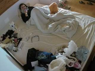 voyeurcam-julmodels-greybed-1