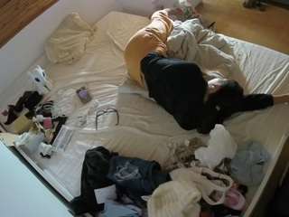 voyeurcam-julmodels-greybed-1