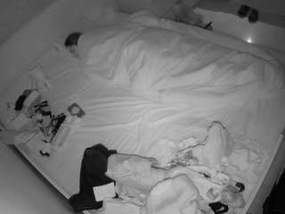 voyeurcam-julmodels-greybed-1