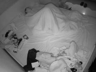 voyeurcam-julmodels-greybed-1