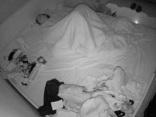 voyeurcam-julmodels-greybed-1