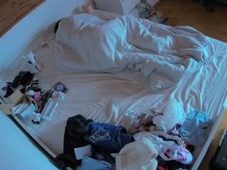 voyeurcam-julmodels-greybed-1