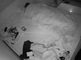 voyeurcam-julmodels-greybed-1