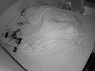 voyeurcam-julmodels-greybed-1