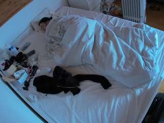 voyeurcam-julmodels-greybed-1