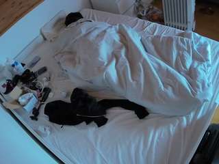 voyeurcam-julmodels-greybed-1