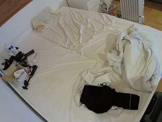 voyeurcam-julmodels-greybed-1
