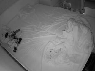 voyeurcam-julmodels-greybed-1