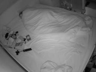 voyeurcam-julmodels-greybed-1