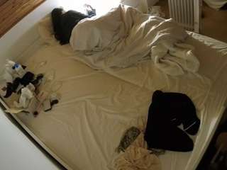 voyeurcam-julmodels-greybed-1