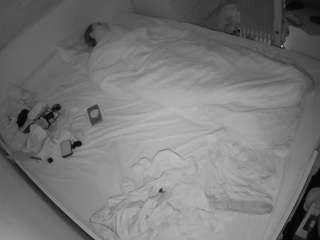 voyeurcam-julmodels-greybed-1