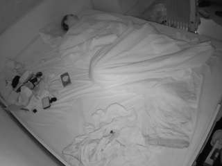 voyeurcam-julmodels-greybed-1