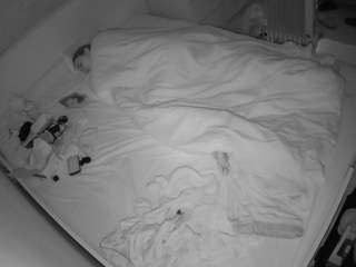 voyeurcam-julmodels-greybed-1