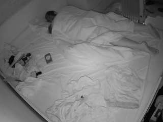 voyeurcam-julmodels-greybed-1