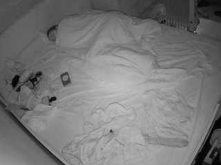 voyeurcam-julmodels-greybed-1