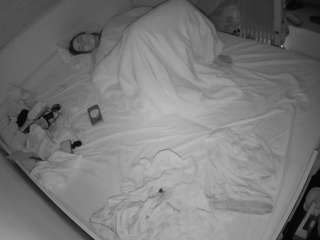 voyeurcam-julmodels-greybed-1